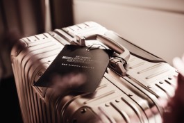 maxmotel sw puk   rimowa service  card close up 