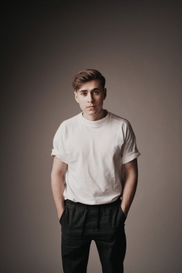 maxmotel sw tomi saario four music oct   standing tshirt medium 